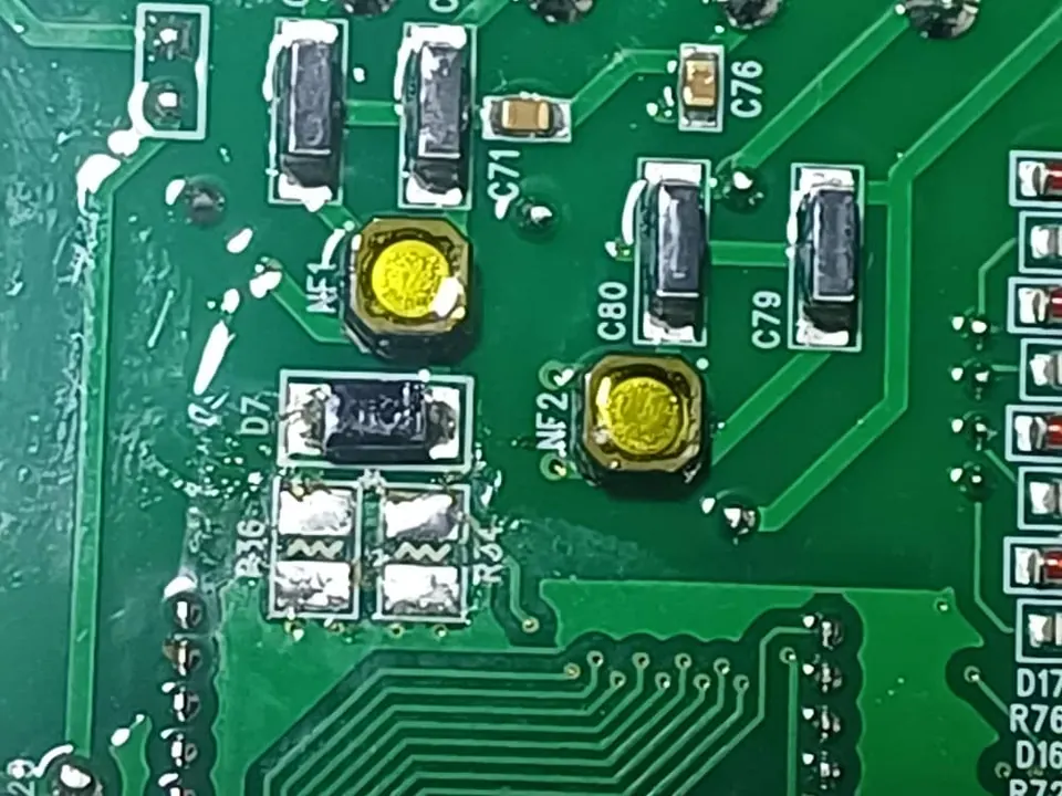 Microsoudure de composants CMS au microscope